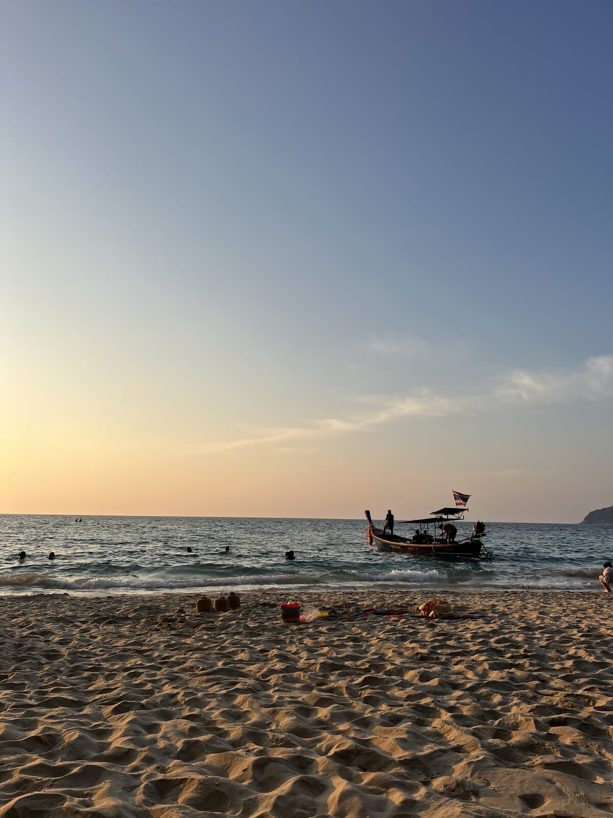 Atardecer en Banana Beach durante el camp