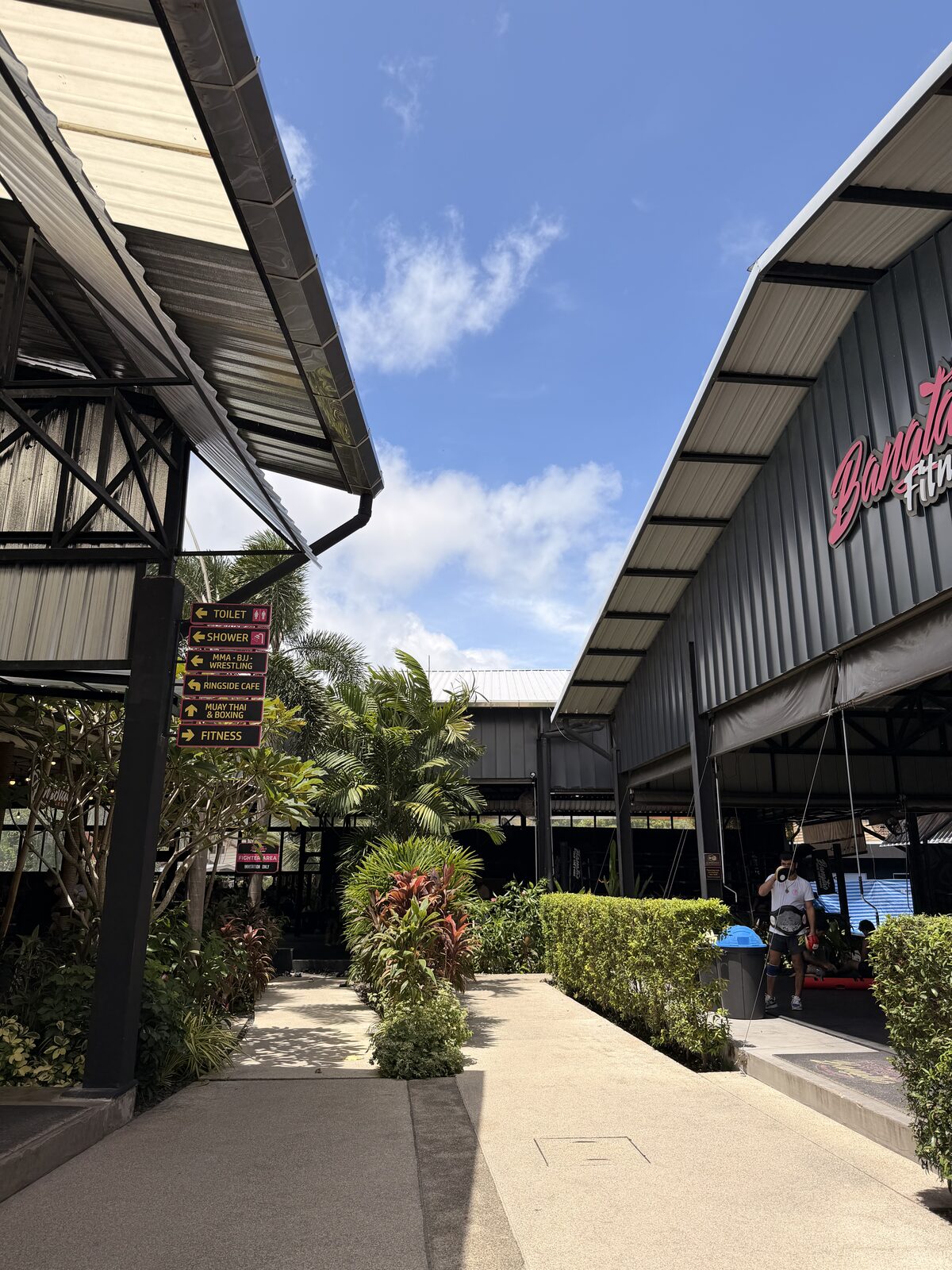 Entrada de Bangtao Muay Thai & MMA, el gimnasio donde se realiza el camp