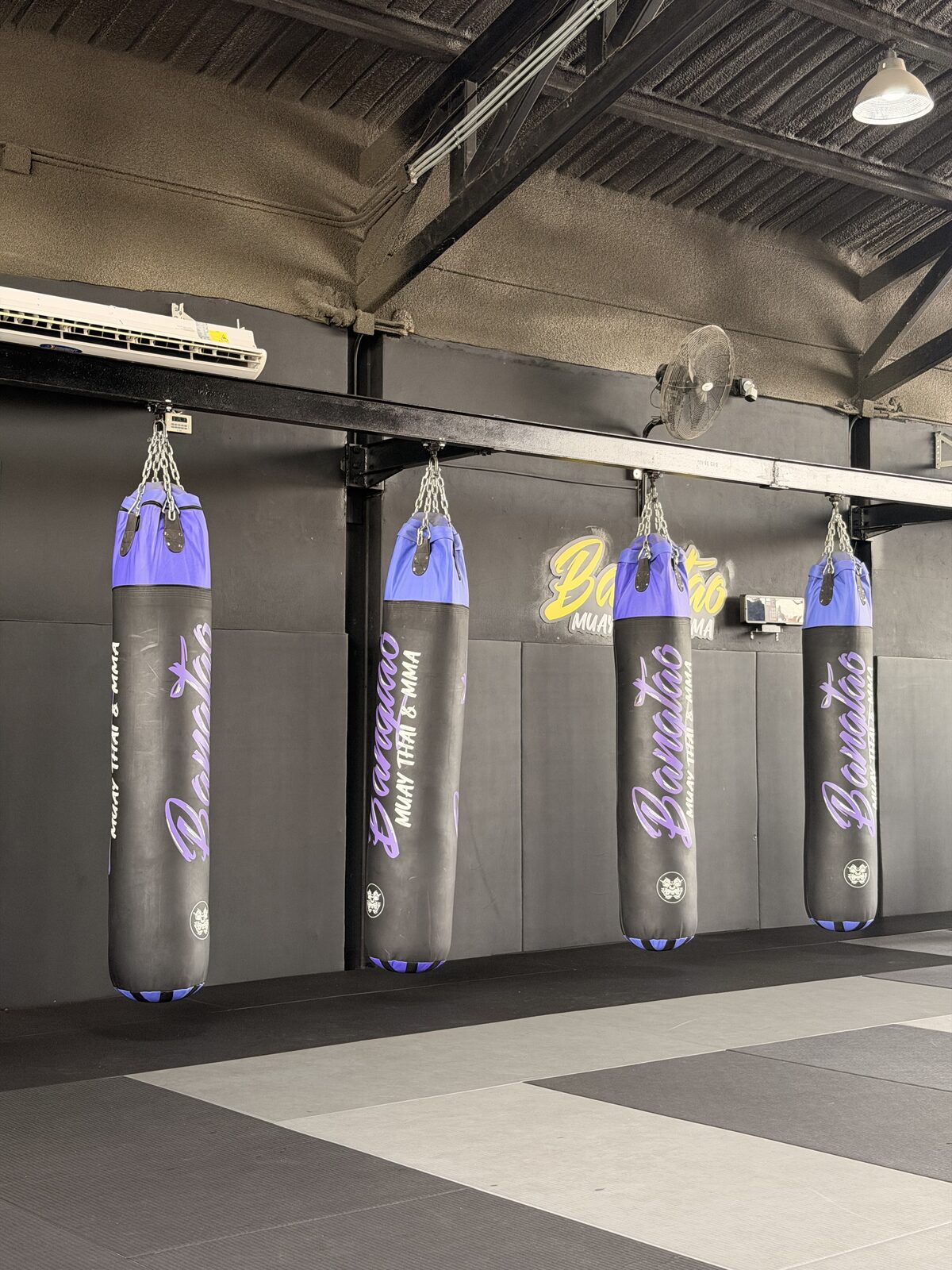 Sacos de boxeo en el gimnasio Bangtao